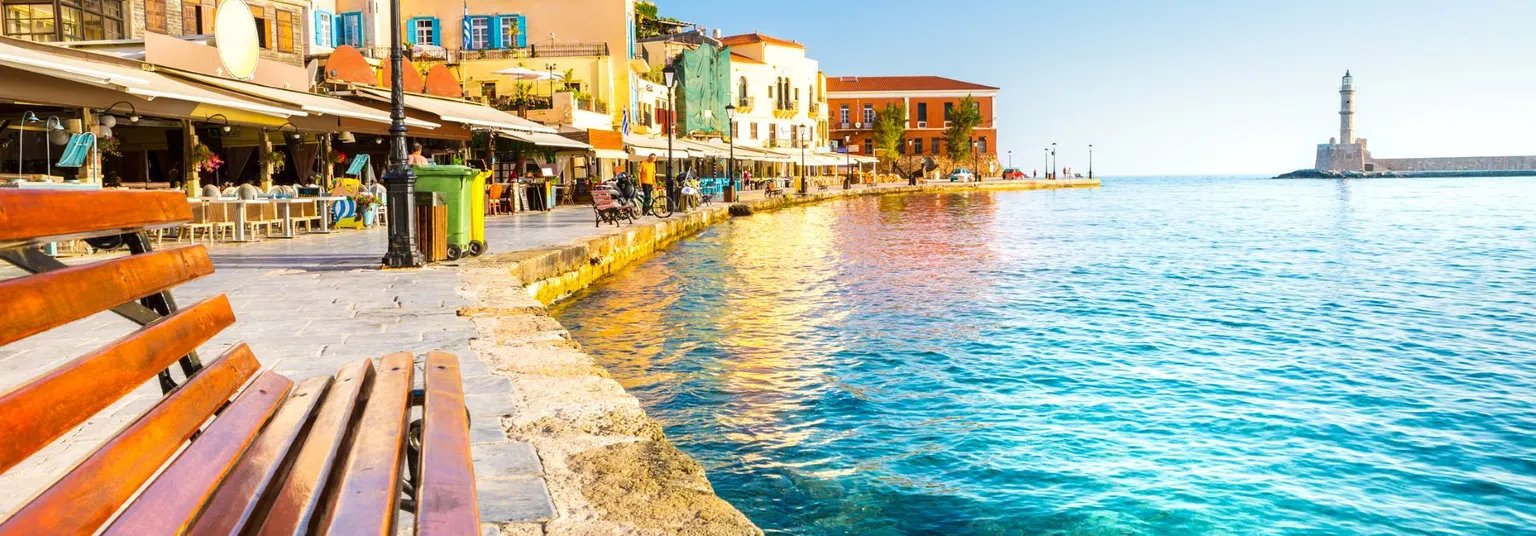 Een zonnige haven met uizicht op een blauwe zee in Heraklion.